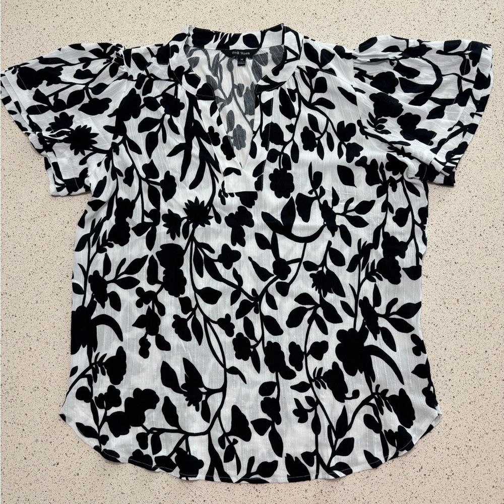 Black & White Floral V-Neck Blouse by Well Worn
